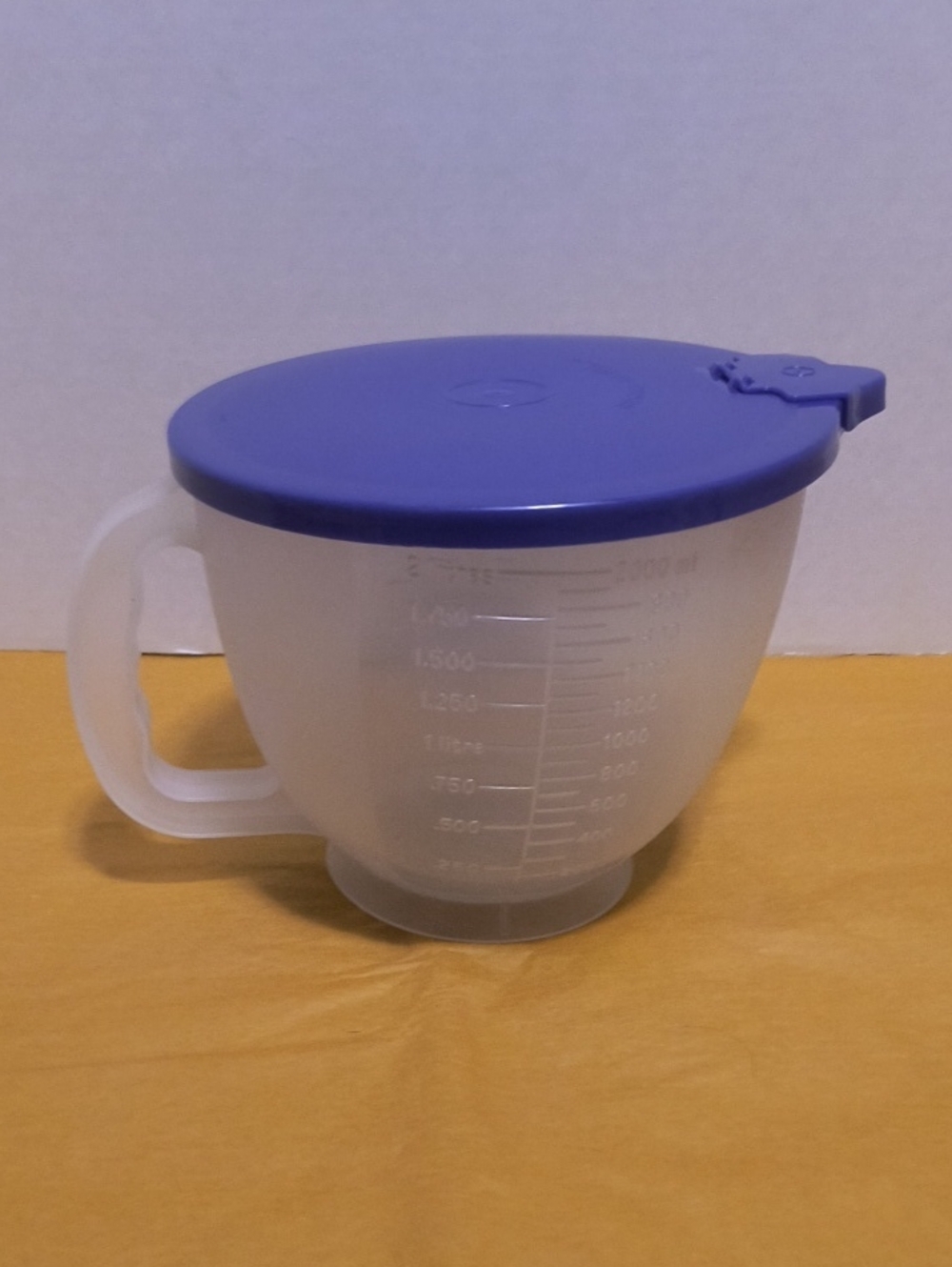 Tupperware 8 Cup  Measuring Mixing Bowl with Pour Spout B9